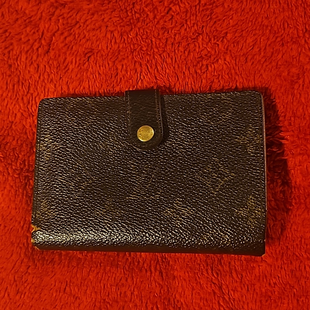LV MONO KISS LOCK WALLET